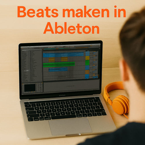 Laptop met Ableton open, koptelefoon en MIDI-keyboard – een eenvoudige producersetup voor beginners